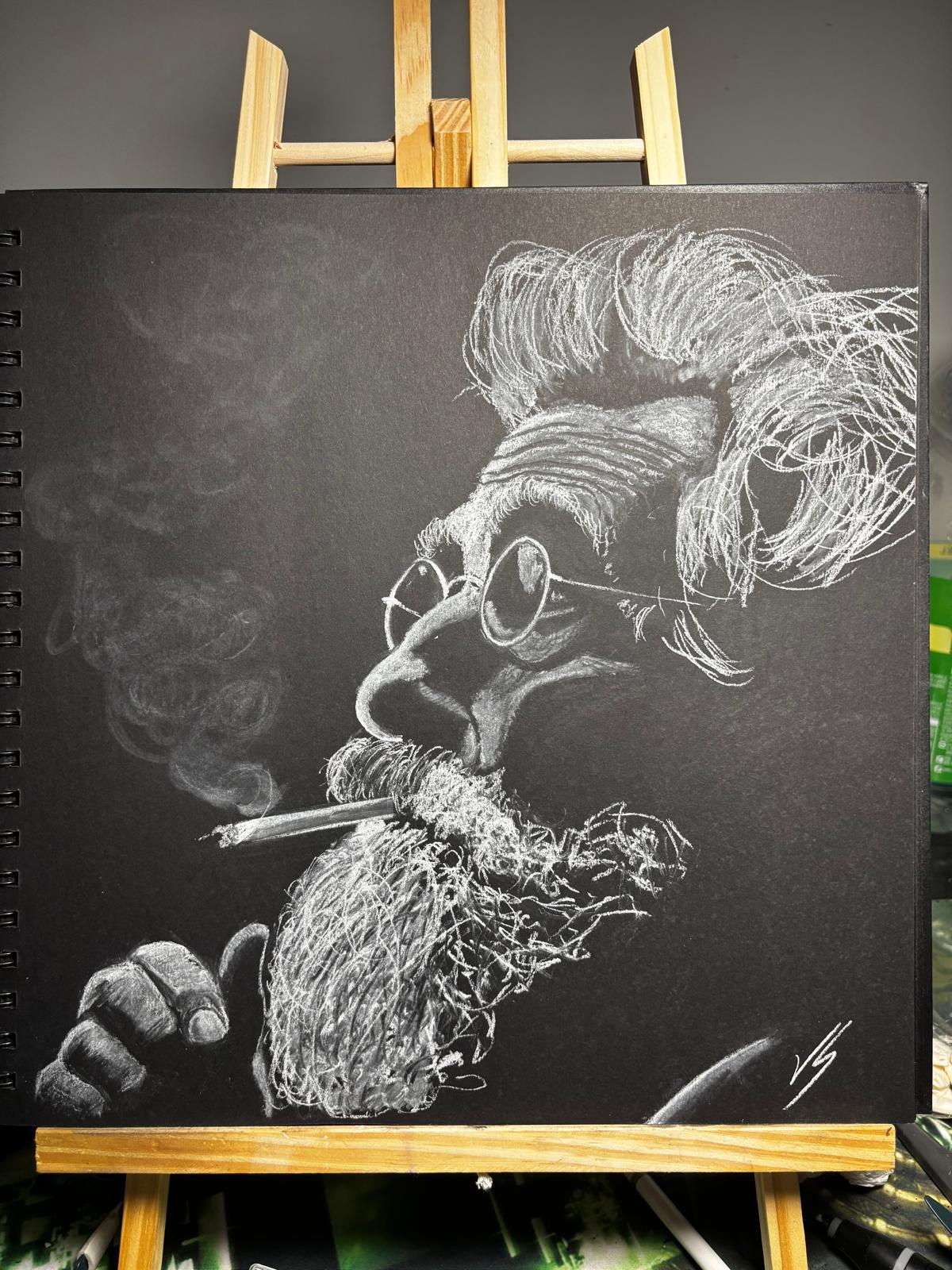 Retrato de un hombre mayor con barba y gafas fumando, dibujado en blanco sobre papel negro